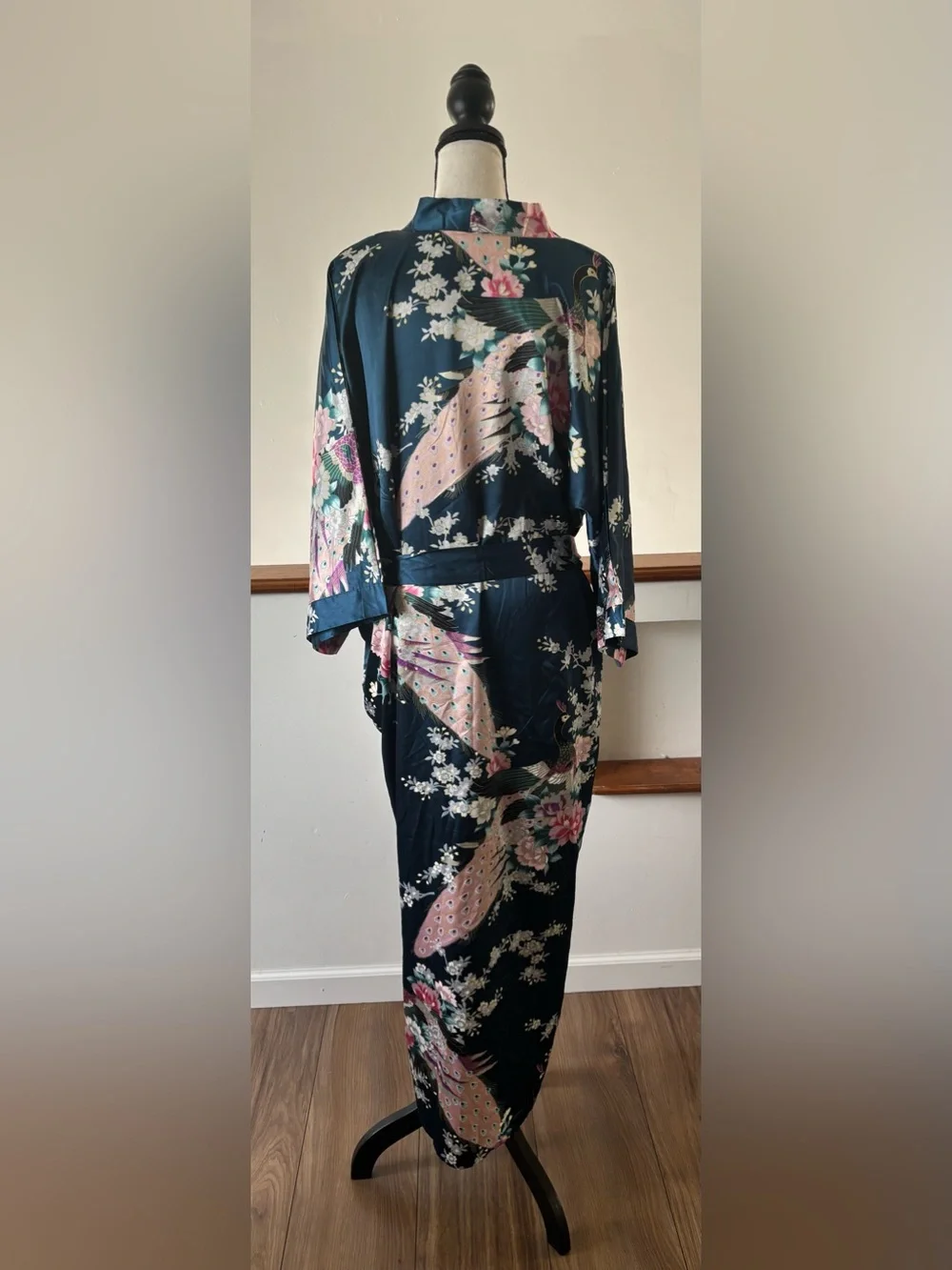 Kim + Ono Chrysanthemum & Crane Long Satin Kimono Robe - Picture 3 of 11